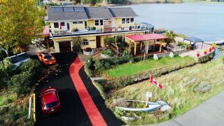 Birds of a Feather Victoria Oceanfront Studio Suites - Colwood - 0