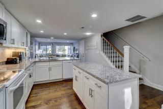 Sleeps 8 King Double & Bunk Bed Foldout Bikes & Beach Gear included - 8