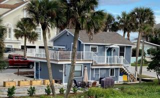 Atlantic Shores Getaway steps from Jax Beach Private House Pet Friendly Near to the Mayo Clinic - UNF - TPC Sawgrass - Convention Center - Shopping Malls - Under 3 Hours from DISNEY - 9