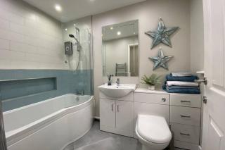 Modern and spacious open plan bungalow - 1