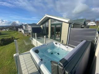 Hot Tub Lodge with Panoramic Views & Free Golf - 2