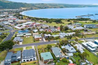 luxurious 4 Bedroom Ocean View Holiday House - Apollo Bay - 9