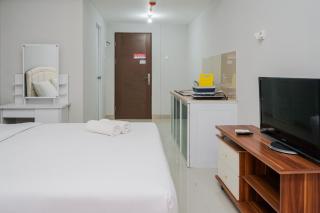Fully Furnished Studio with Comfort Design Majestic Point Serpong Apartment By Travelio - 6