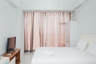 Fully Furnished Studio with Comfort Design Majestic Point Serpong Apartment By Travelio - 7