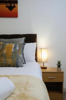 Aisiki Stays Apartments at Queensbury, Ground Floor, 2-Bedroom & 2-Bathroom with King or Twin beds with Front Porch and FREE Wi-Fi & PARKING - 2