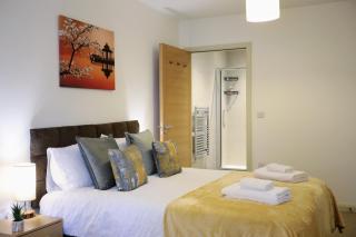Aisiki Stays Apartments at Queensbury, Ground Floor, 2-Bedroom & 2-Bathroom, King or Twin Beds with Front Porch, with Free WiFi and Parking Space - 8