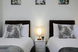 Aisiki Stays Apartments at Queensbury, Ground Floor, 2-Bedroom & 2-Bathroom with King or Twin beds with Front Porch and FREE Wi-Fi & PARKING - 3