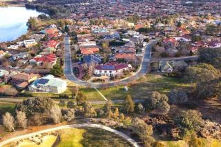 Sweet Holiday Home by the Golf Course - Canberra - 4