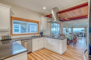 Oceanfront Getaway - Meredith Lodging - Seaside - 3