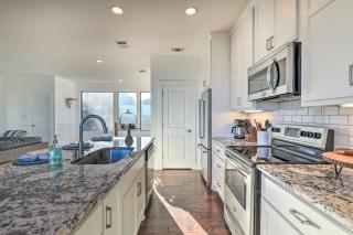 Modern Lakeview Hilltop Retreat with Game Garage! - Granbury - 2