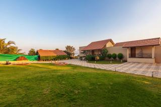 Luna Villa by StayVista - Lakeside charm with Terrace, Lush lawn & Modern decor - Nashik - 4