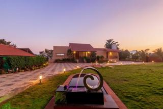 Luna Villa by StayVista - Lakeside charm with Terrace, Lush lawn & Modern decor - Nashik - 1