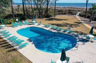 Updated Kitchens Baths King Bed, 2 Doubles & Twin Bikes & Beach Gear included - Hilton Head Island - 4