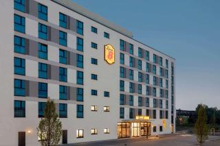 Super 8 by Wyndham Oberhausen am Centro - Oberhausen - 0