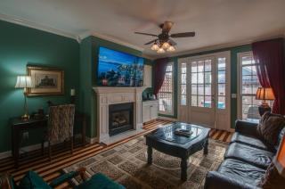 Vacation Home 5 Mins to Down Town 2 Bedrooms 2 Baths Garden Area Hot Tub - Nashville - 0