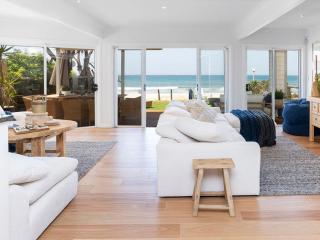 Absolute Beachfront Family Size Home - Gold Coast - 4