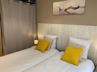 Close Palais - Calm - Brand New - Cannes - 7