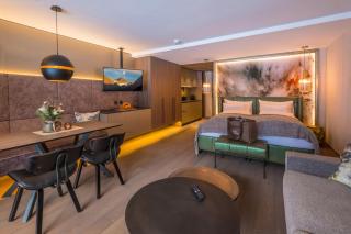 VIER Studios & Restaurant - 2