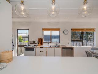 Shore Beats Work - Whangamata Holiday Home - Whangamata - 2