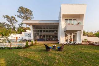 StayVista's White Pebbles - A Villa with Theater Room & Swimming Pool - Lonavala - 4