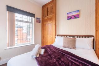 3BR Central Home 2 Shower Rooms Near Newland Ave Cafés & Shops - 0