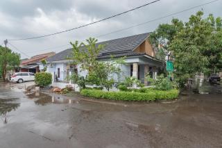 The Lima Guest House Syariah Mitra RedDoorz - Cirebon - 5