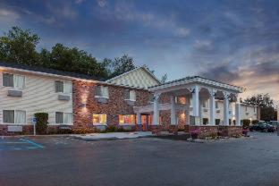 AmericInn by Wyndham Petoskey - 3