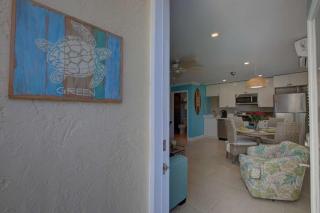 LuLu's Key House Green 1/1 Upstairs - 1