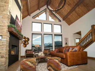 Beautiful Views! Jacuzzi, Indoor Outdoor Fireplace, Steps to Lake Estes - Estes Park - 0