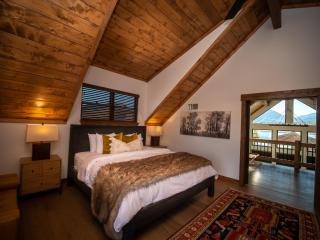 Beautiful Views! Jacuzzi, Indoor Outdoor Fireplace, Steps to Lake Estes - Estes Park - 3