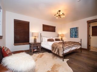 Rocky Mountain Escape - Steps to Lake Estes, Jacuzzi, Close to Downtown Estes - Estes Park - 4