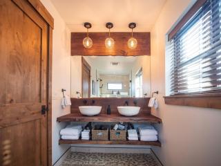 Lake Estes Getaway – Close to Downtown, Indoor/Outdoor Fireplace and Jacuzzi - 6