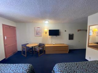 Econo Lodge - 4