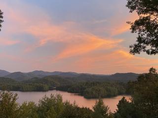 Bear's Mountaintop Home with Gorgeous Lake Views chalet - 2