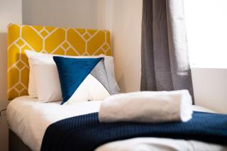 Work-Ready Stay - Central - Parking & Smart TVs - 4