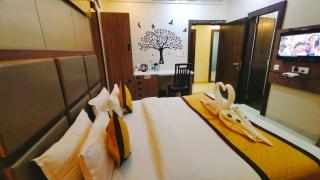 Hotel Ozas Grand - Varanasi - 1