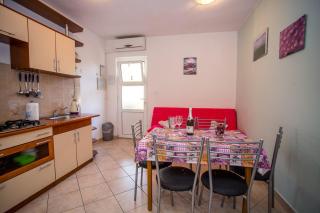 Apartments Mala Karla 1685 - Seget Vranjica - 1