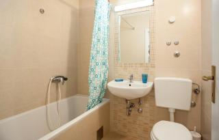 Apartments Leut 80m from the Sea - Podgora - 1