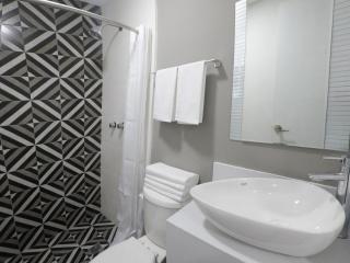 Casa moderna equipada como hotel Habitacion 3 - baño afuera de la habitación - Monterrey - 4