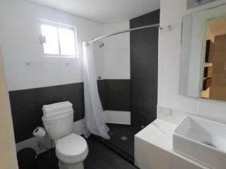 Casa moderna equipada como hotel Habitacion 3 - baño afuera de la habitación - Monterrey - 8