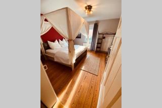 Gemütliche Landhaus Wohnung auf dem Ponyhof - Himmelbett, Kamin & Garten - Ortenberg - 3