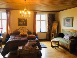 Captivating 1-Bed Studio - 9