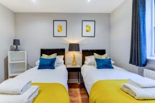 GF flat sleeps 4, parking for Contractors by Eagle Owl Stays - Crawley - 4