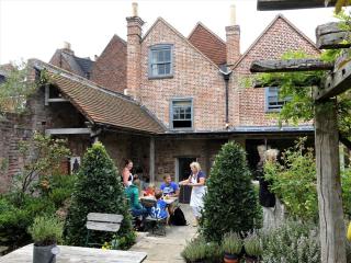 One Holyrood Hotel & Cafe - Newport - 9