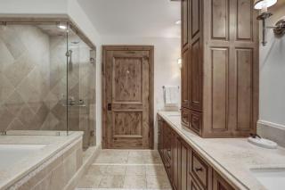 Platinum 4 Bedroom Vacation Rental In The Heart Of Vail That Includes Ski Valet, Ski Deck, Rooftop Pool, Panoramic Views - Vail - 4