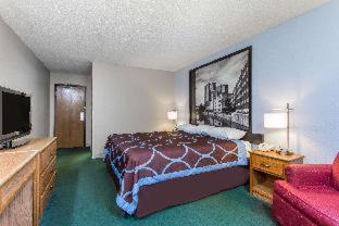 Super 8 by Wyndham Farmville - 4