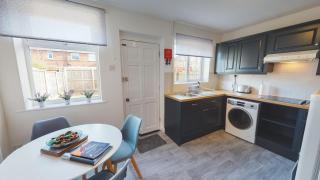 Stunning 3-Bed house in Chester by 53 Degrees Property, ideal for Contractors & Families, FREE Parking - Sleeps 7 - 1