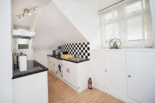 Canterbury 2 Bed Apartment Close to Town CT1 Sleeps 6 - 1