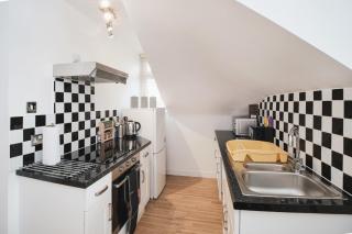Canterbury 2 Bed Apartment Close to Town CT1 Sleeps 6 - 2