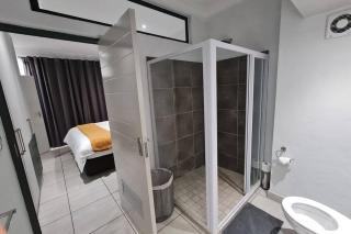 Upmarket one-bedroom apartment at Menlo Park - Pretoria - 8